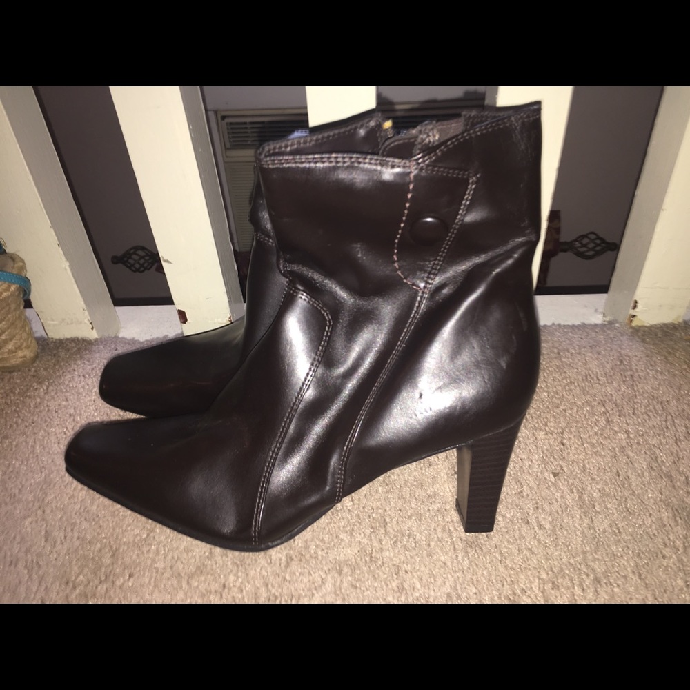 BROWN HEELS